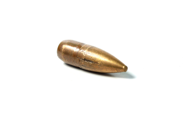 tiro macro de 5,56 bala calibre em um fundo isolado branco
 - Foto, Imagem