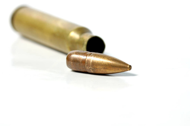 macrobrote de bala calibre 5.56 sobre un fondo blanco aislado
 - Foto, Imagen