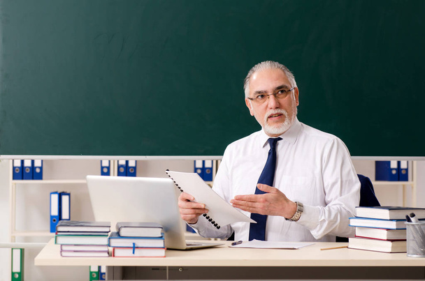 Älterer männlicher Lehrer vor Kreidetafel - Foto, Bild