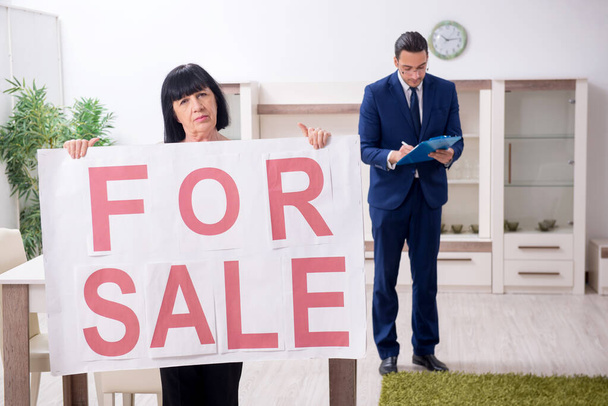 Мужчина агент по недвижимости и женщина-клиент в квартире
 - Фото, изображение