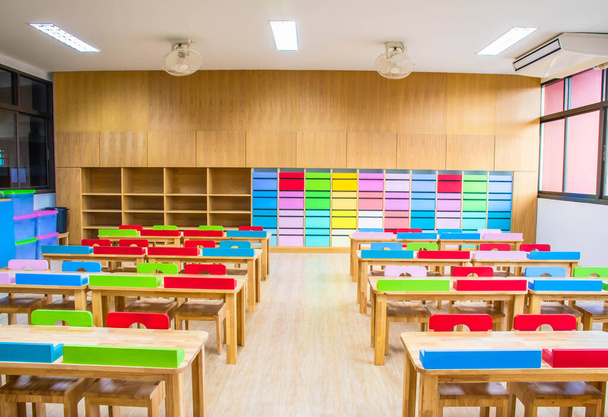 Interior da sala de aula de jardim de infância consistem mesas e cadeiras
. - Foto, Imagem