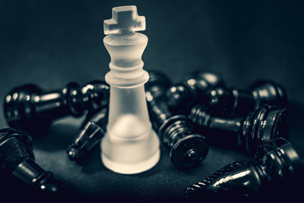 rei de vidro fosco branco ganha destrói o ataque preto no xadrez
 - Foto, Imagem