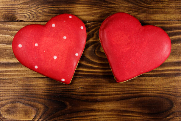 Ciasteczka w kształcie serca na Walentynki na drewnianym stole. Widok z góry - Zdjęcie, obraz