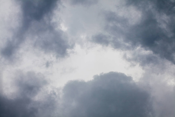 Fırtınadan önce bulutlu gri gökyüzü - Fotoğraf, Görsel
