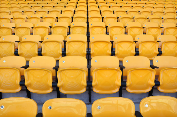 Senkrechte Reihe Gelber Sitz im Stadion - Foto, Bild