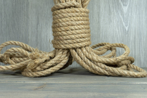 Скручена мішковина джутова мотузка впритул
 - Фото, зображення