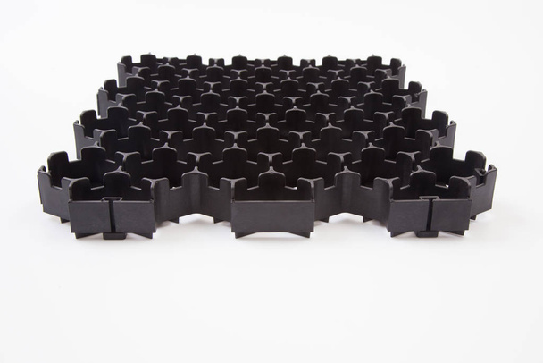 Ο σχεδιασμός της πλαγιάς. Πλαστικό μαύρο κυψελωτό πλαίσιο γεμάτο - Φωτογραφία, εικόνα