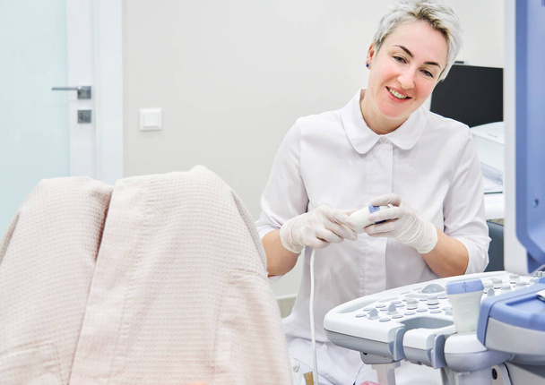 Ginecologista fazendo ultra-som na clínica moderna - Foto, Imagem