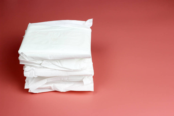 Una pila de almohadillas diarias. el concepto de higiene personal femenina. Días críticos, periodo sanguíneo, ciclo menstrual
. - Foto, imagen