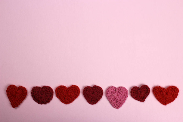 Una fila de corazones de punto. Día de San Valentín. Espacio para texto
 - Foto, Imagen