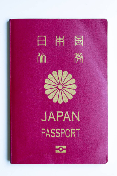 Capa frontal do passaporte japonês em um fundo branco
 - Foto, Imagem