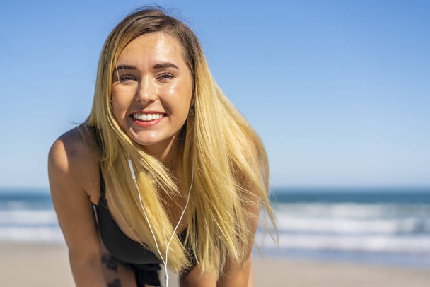 Beautiful Bikini Model Posing In A Beach Environment - Foto, imagen