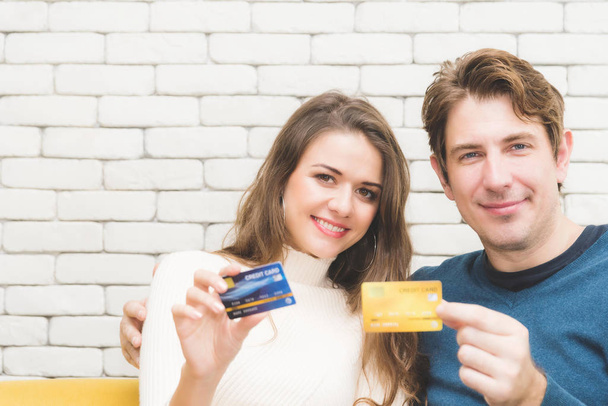 Пара показують кредитні картки
 - Фото, зображення