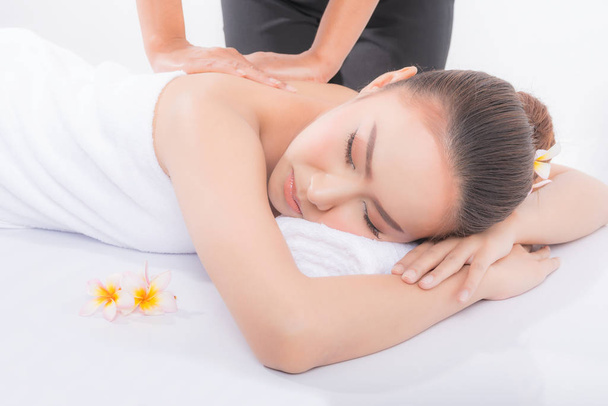 Massage du visage pour femme dans le salon de spa
. - Photo, image