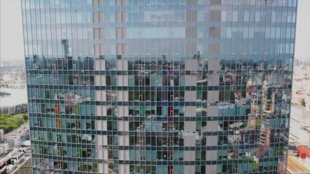 Уличное размышление о фасаде здания из стекла - Кадры, видео