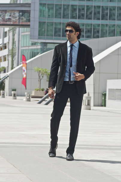 Businessman standing in front of an office building - Foto, Imagem