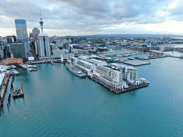 Viaduct Harbour, Auckland / Új-Zéland - 2019. december 29.: A Viaduct kikötő, a Princess Wharf terület, a marina bay, a Wynyard, a St Marys Bay és a Westhaven körüli gyönyörű táj, az összes új-zélandi északi sziget - Fotó, kép