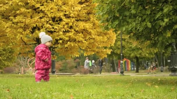 Una niña pequeña al aire libre
 - Imágenes, Vídeo