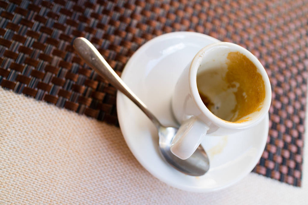 xícara de café vazio com colher na mesa, vista próxima   - Foto, Imagem