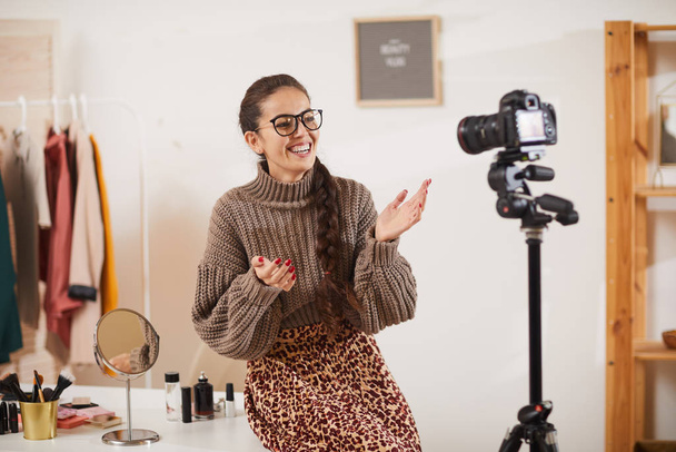 Portrét současné mladé ženy mluvící animovaně do kamery při natáčení video vlog pro krásu a životní styl kanál, kopírovat prostor - Fotografie, Obrázek