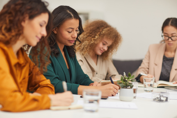 Groupe de quatre femmes d'affaires multiethniques prospères travaillant en équipe dans une salle de bureau moderne
 - Photo, image