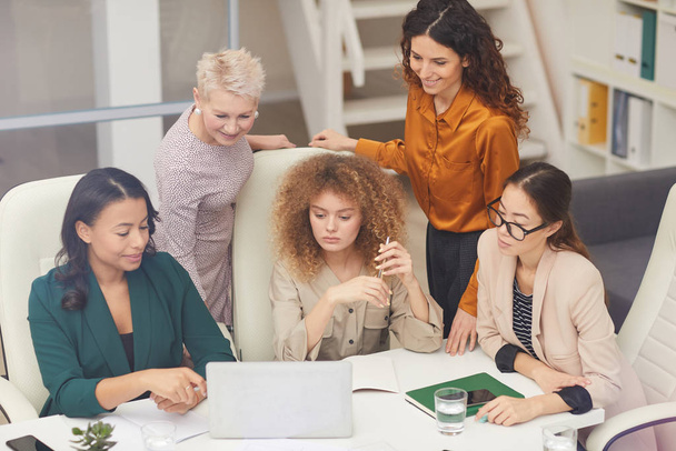 Fotografía horizontal de cinco trabajadoras de oficina exitosas que se reúnen en línea con su socio comercial extranjero
 - Foto, imagen