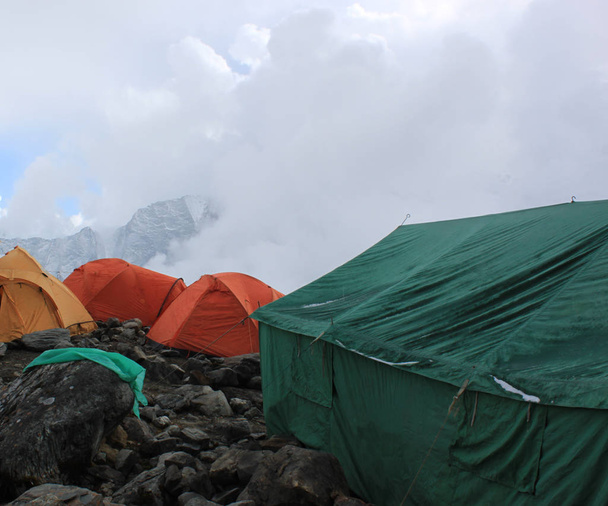 Палатка для кемпинга рядом с походом к базовому лагерю Эверест
 - Фото, изображение