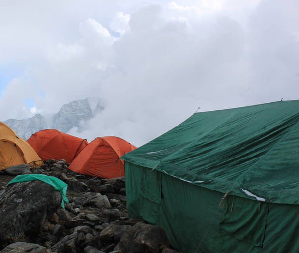 Retkeilyteltta lähellä Mount Everestin tukikohtaa
 - Valokuva, kuva