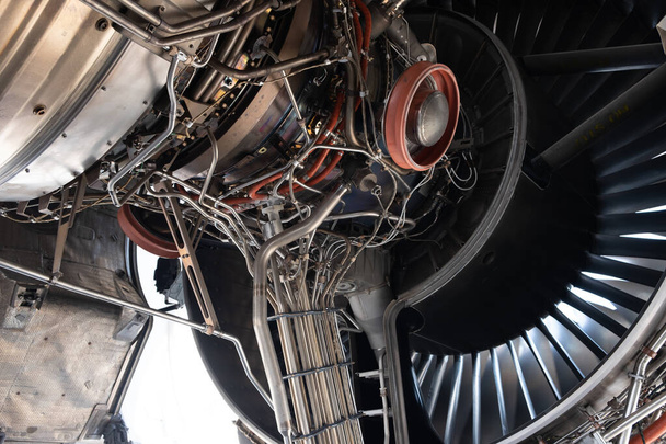 Reparación de la central eléctrica del motor de turbina de gas por técnico del avión
. - Foto, imagen
