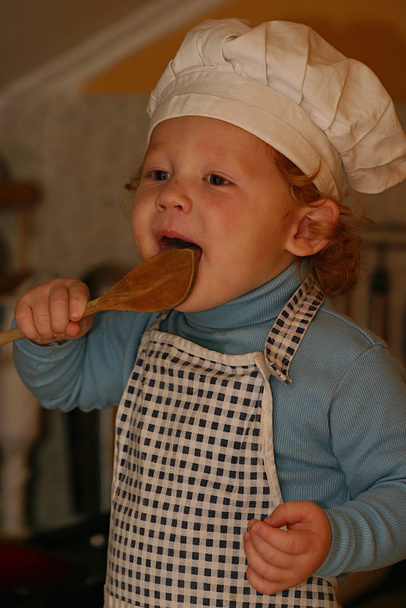 my son yannick,2 years old,in his favorite hobby,he cooks for his life like!\r\nhe was our \ - Foto, Bild