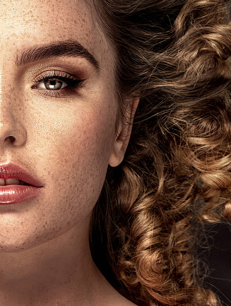 Beauty portrait of elegant girl with freckles. - Foto, Imagem