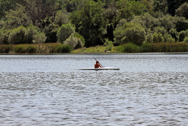 Vista sul lago. Sport uomo con kayak o canoe.Sport
. - Foto, immagini