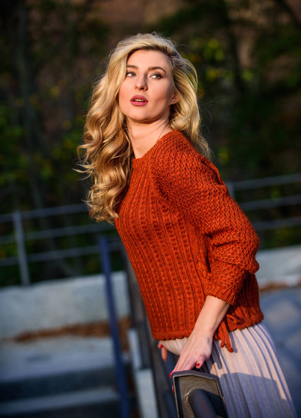 Trendy beauty. autumn woman curly hair outdoor. girl long blond hair city walk. girl in corrugated skirt and sweater. Pleated trend. haidresser and makeup. fall fashion season. female beauty - Foto, afbeelding