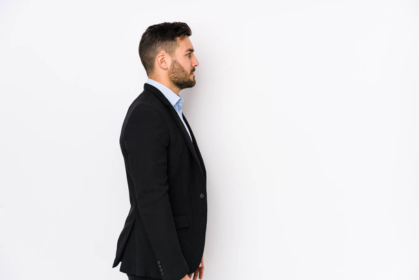 Young caucasian business man against a white background isolated gazing left, sideways pose. - Foto, afbeelding
