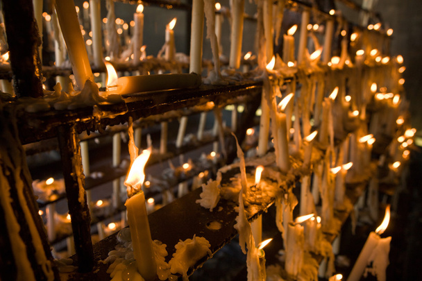 κεριά σε αναθηματικά ιερό - Φωτογραφία, εικόνα