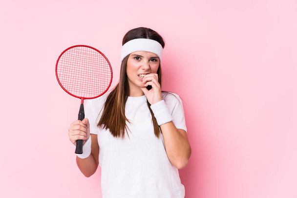 Badminton oynayan beyaz bir kadın tırnak yiyor, gergin ve endişeli.. - Fotoğraf, Görsel