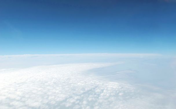над хмарою в небі
 - Фото, зображення
