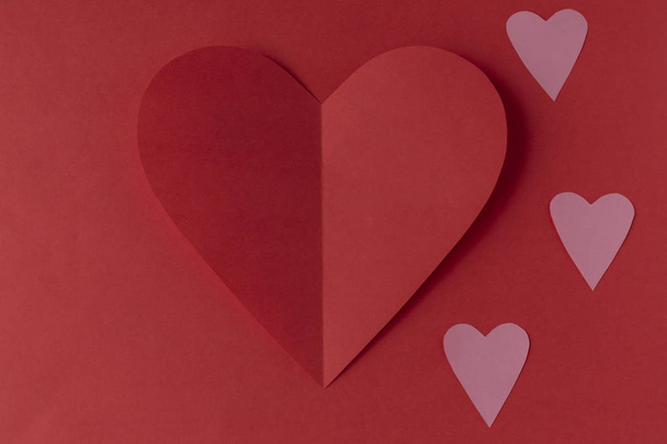 赤い背景に赤い紙の心。バレンタインデー。バレンタインデー。愛と心 - 写真・画像