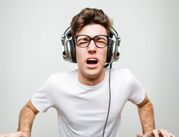 Nastolatek biały mężczyzna gra w gry komputerowe - Zdjęcie, obraz