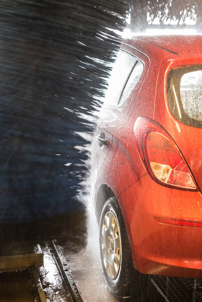 Lavagem automática do carro com água em ação
 - Foto, Imagem