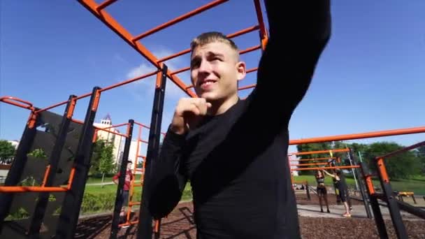 アダルトスポーツ男がボクシングをしています – ストリートワークアウトの演習を行う - 映像、動画