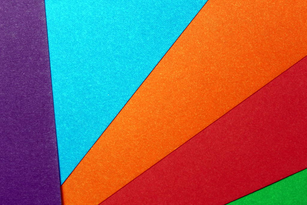 colored cardboard scattered on the table. turned out geometric shapes - Φωτογραφία, εικόνα