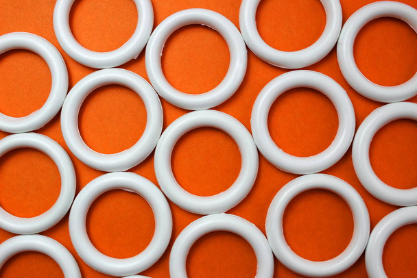 Texture of white rings on an orange background - Фото, зображення