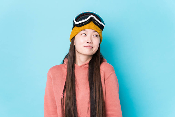 目標と目的を達成することを夢見隔離スキー服を着て若い中国人女性 - 写真・画像