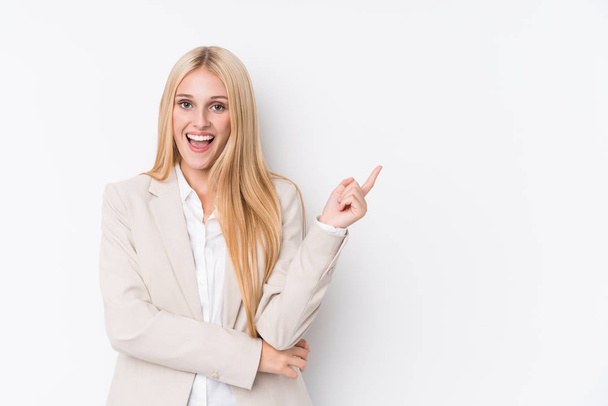 Jeune femme blonde d'affaires sur fond blanc souriant pointant joyeusement avec index loin
. - Photo, image