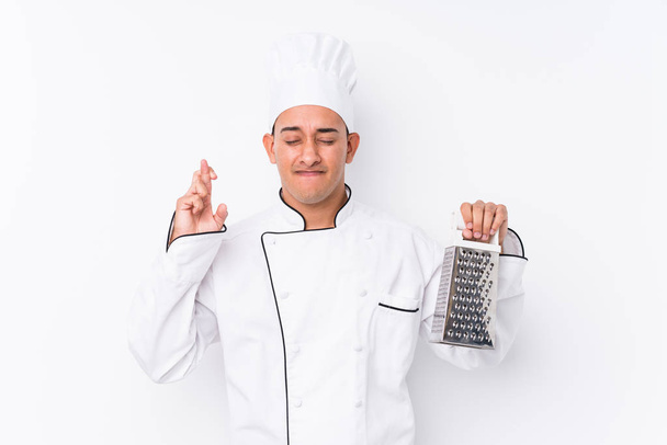 Молодой латинский шеф-повар скрестил пальцы за удачу - Фото, изображение