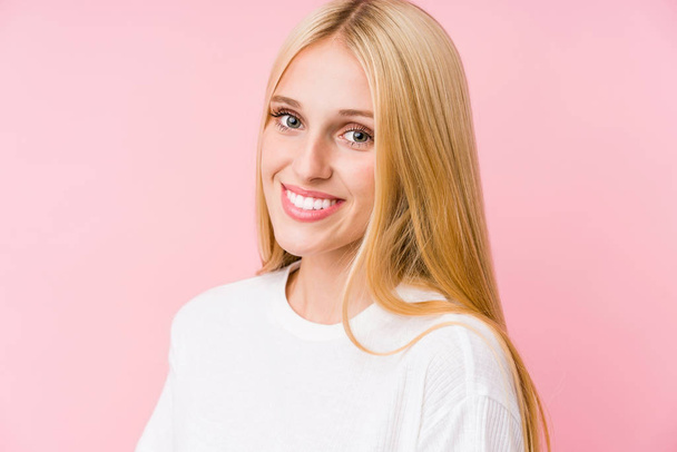 Νέα ξανθιά γυναίκα πρόσωπο closeup απομονώνονται σε ένα ροζ φόντο - Φωτογραφία, εικόνα