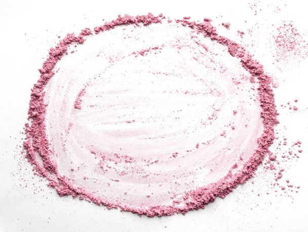 Ζωντανό ροζ σκόνη και ίχνη ρουζ σχηματίζοντας ένα στρογγυλό πλαίσιο. Ένα πρότυπο κύκλο για μια επαγγελματική κάρτα μόδας μακιγιάζ, αφίσα, φυλλάδιο, σχέδιο με χώρο αντίγραφο - Φωτογραφία, εικόνα