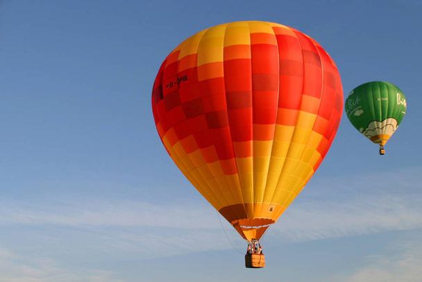 hot air balloon in the sky - Φωτογραφία, εικόνα