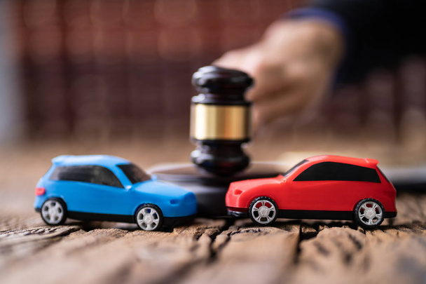 Two Cars In Front Of Gavel And Mallet And Judge Striking The Mallet - Foto, Imagem